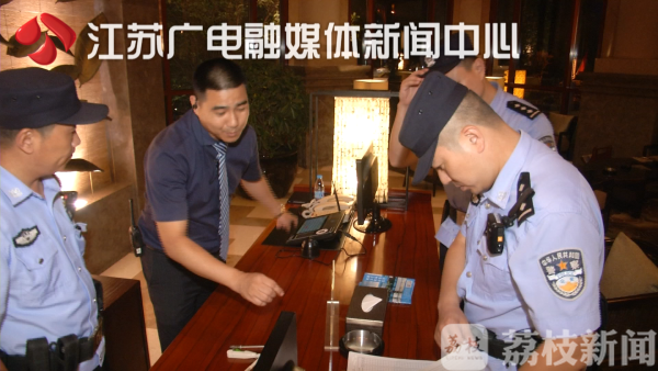 筑牢安全防线  南京警方夜间大排查