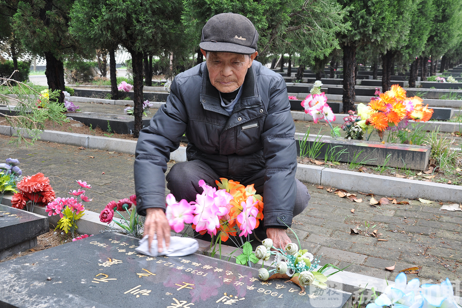 老人■25年，92岁老人日夜守护72名英烈