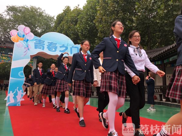 这场仪式超赞 “青春之门”后还有更多奋斗好风景