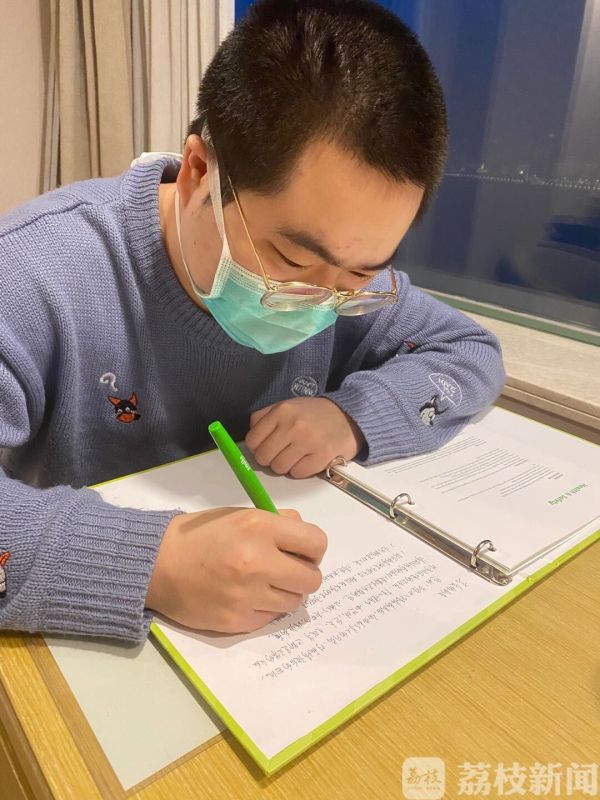 直通武汉丨重症男护师化身“广播员” 带来心灵治疗与慰藉