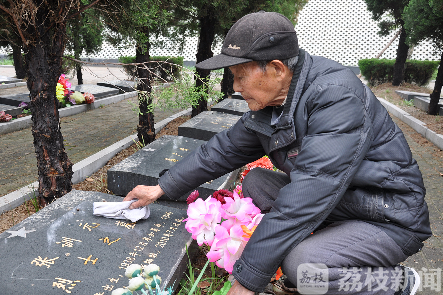 老人■25年，92岁老人日夜守护72名英烈