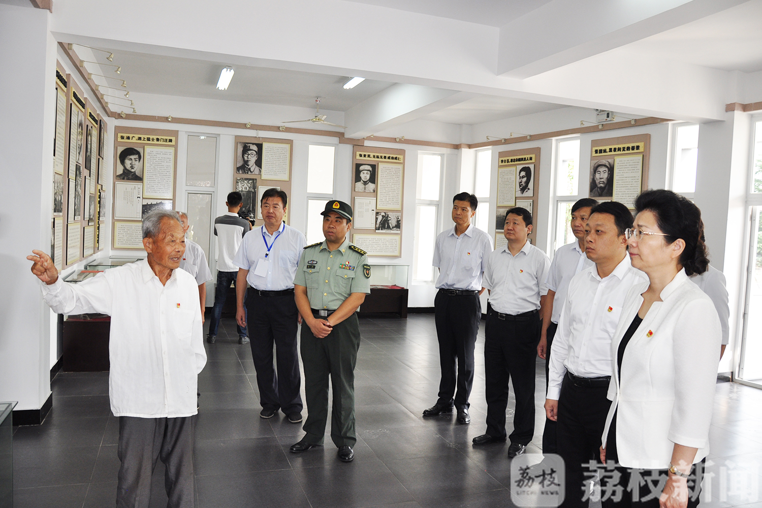 老人■25年，92岁老人日夜守护72名英烈