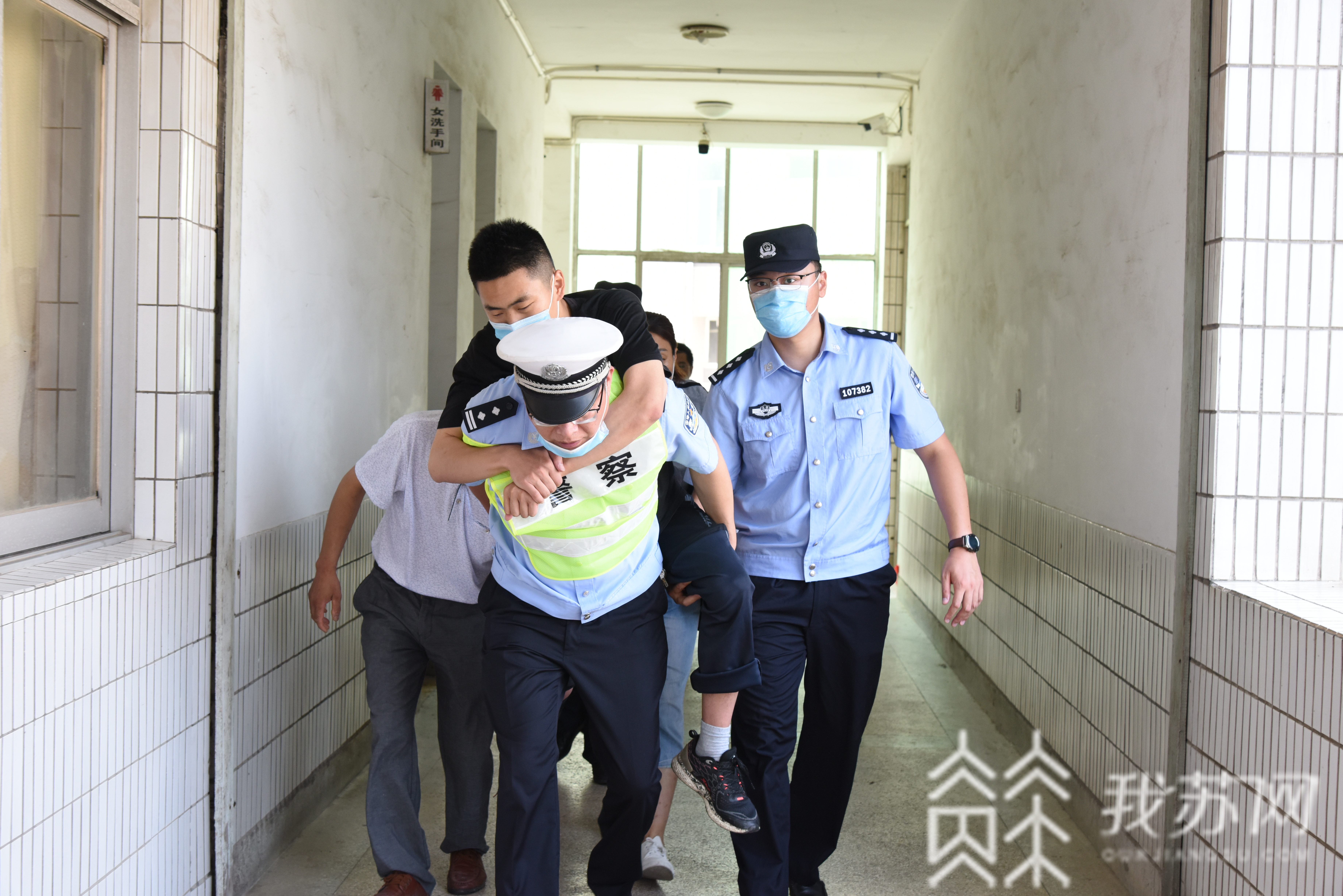 ■民警背起他送进考场 男孩腿骨折无法上楼考场外急哭