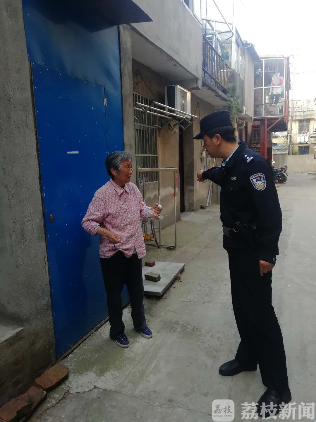 老人：民警凭一句话关键信息帮她找到家 八旬老人迷路