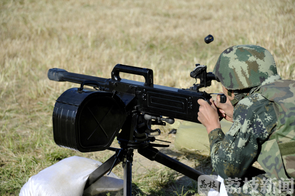 荔枝军事:35mm自动榴弹发射器人装操作和火力打击效能