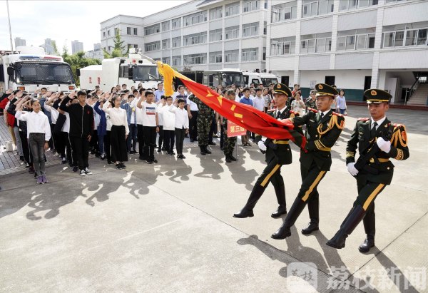 荔枝军事：军营开放日 国防教育“零距离”