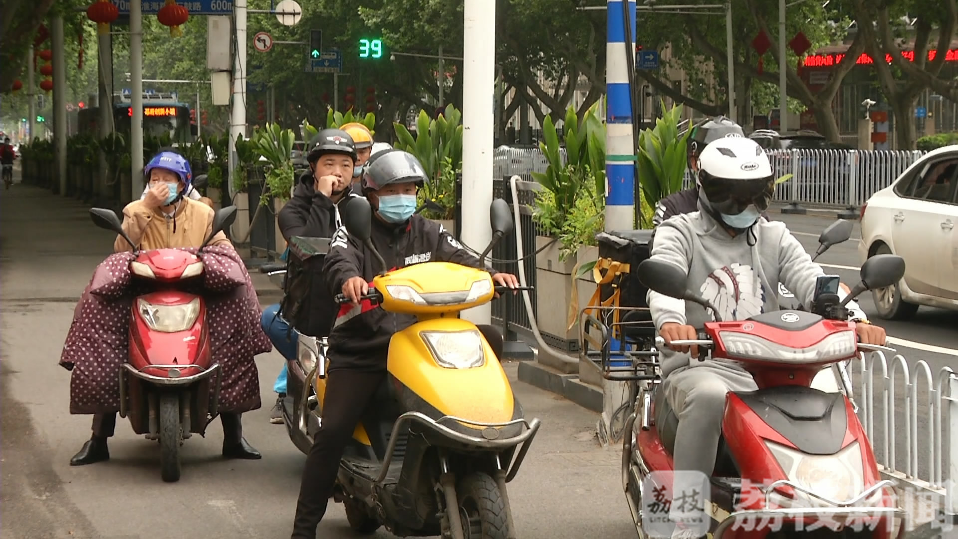 「头盔」未戴者将被现场教育 超半数市民骑车戴头盔