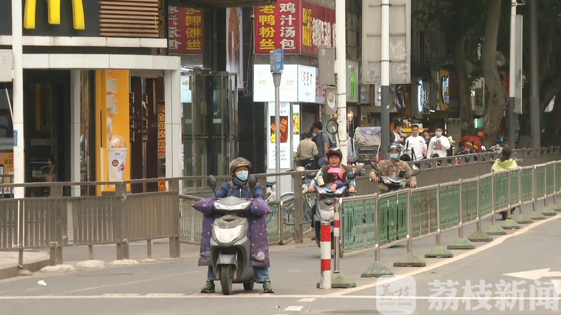 「头盔」未戴者将被现场教育 超半数市民骑车戴头盔