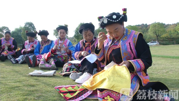 羌绣“邂逅”苏绣  羌族绣娘南师学艺