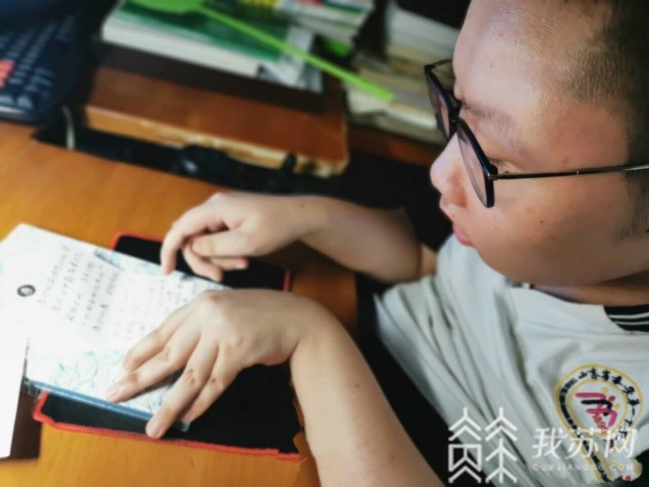 书童■渐冻症少年圆梦南师大：郦波为他开讲赠书