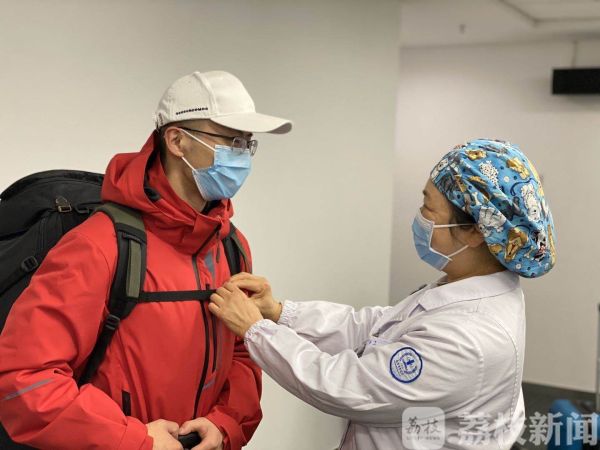 直通武汉|?方舱医院年龄最小的中医男护士：尽我所能去挽救生命