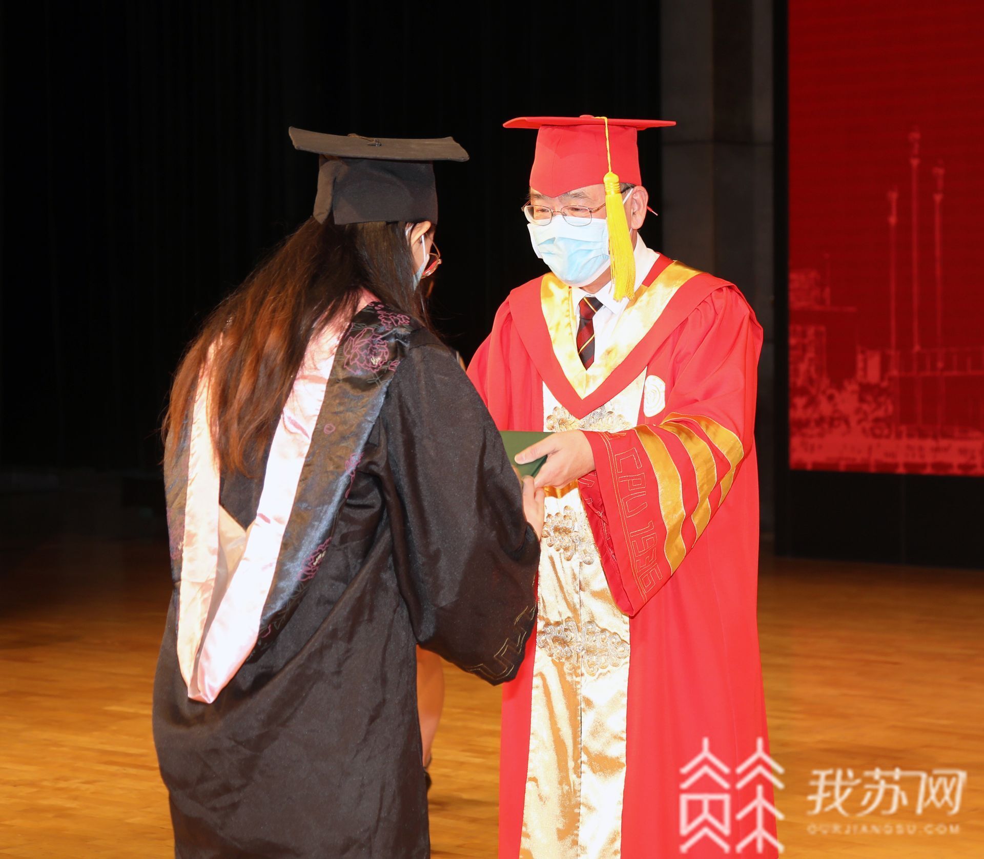 毕业生■最“累”校长成最“暖”校长，手写明信片赠毕业生