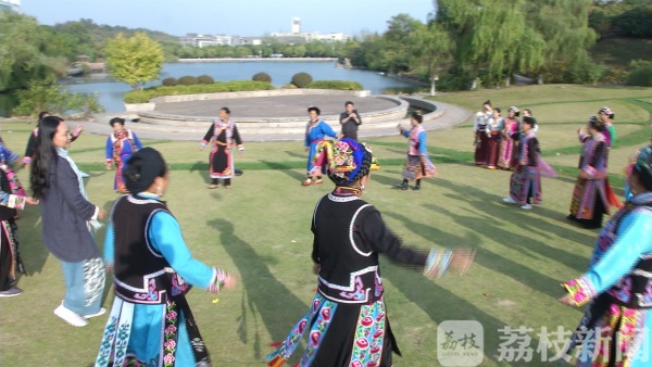 羌绣“邂逅”苏绣  羌族绣娘南师学艺