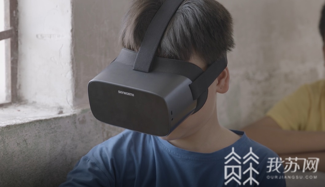 vr@走心招生宣传片引爆网络 荔枝高校大会：南大小伙将VR带回家乡