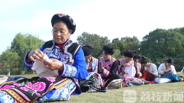 羌绣“邂逅”苏绣  羌族绣娘南师学艺