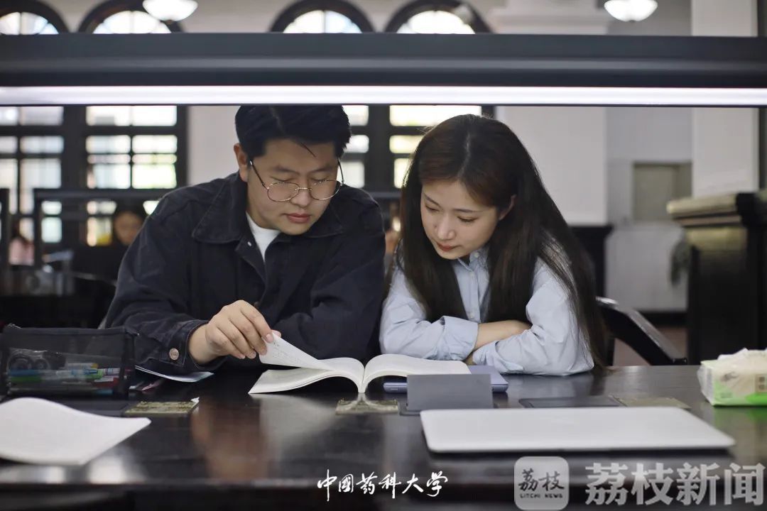 「」这对药大学霸情侣太让人“柠檬”啦! 从本科生直接录取为世界名校全奖博士