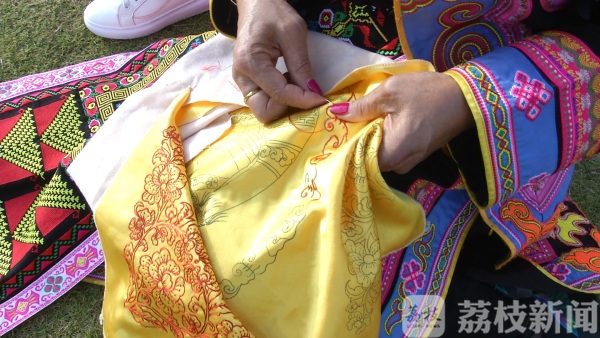 羌绣“邂逅”苏绣  羌族绣娘南师学艺