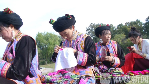 羌绣“邂逅”苏绣  羌族绣娘南师学艺