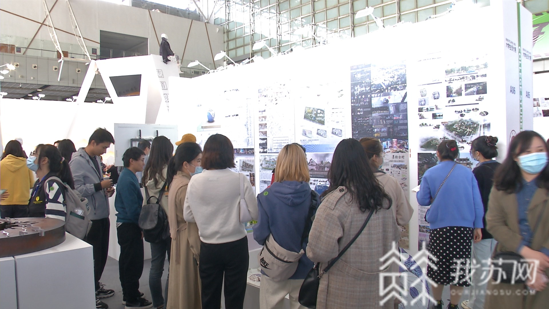 「」心已飞向心仪大学! 萌新参观紫金奖·第二届中国(南京)大学生设计展,