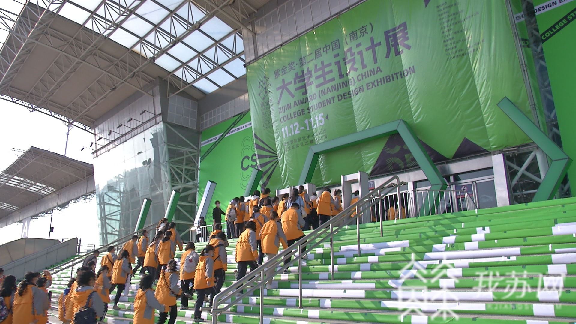 「」心已飞向心仪大学! 萌新参观紫金奖·第二届中国(南京)大学生设计展,