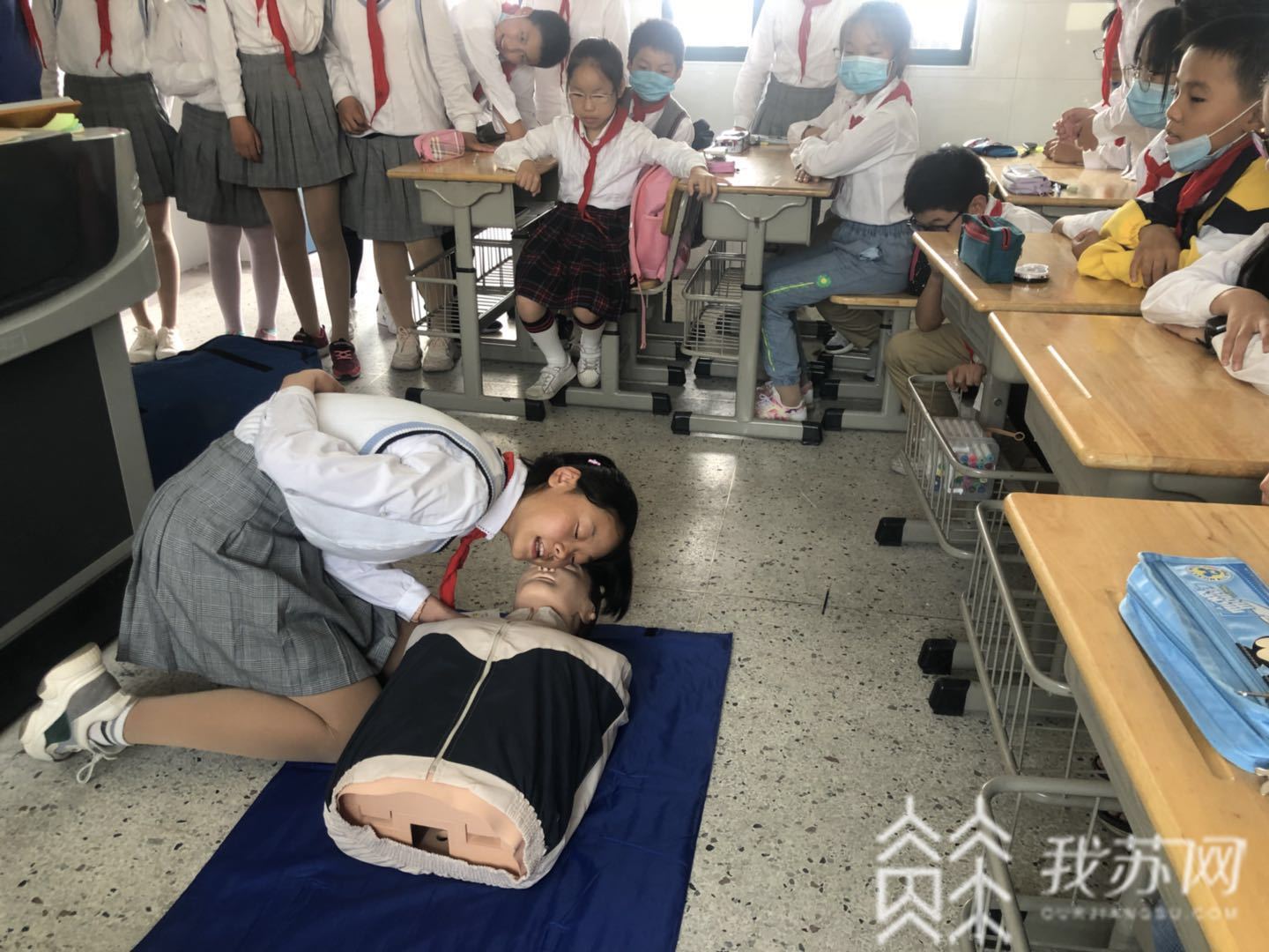 ■舞台变身“池塘”！这所小学上演“教科书式”溺水救援