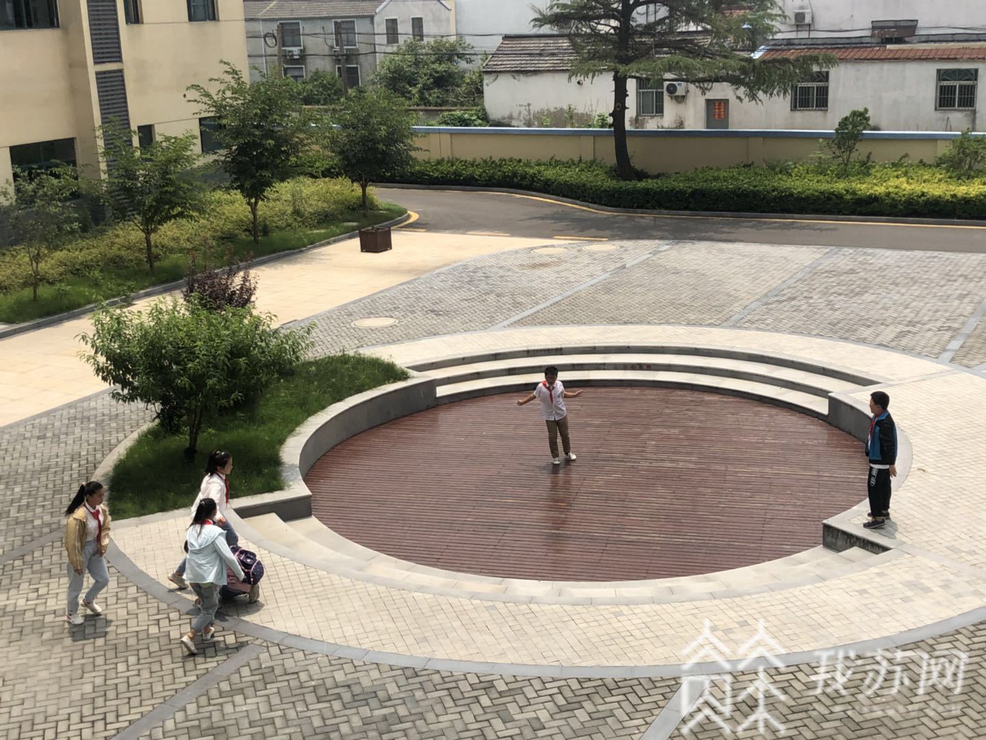 ■舞台变身“池塘”！这所小学上演“教科书式”溺水救援