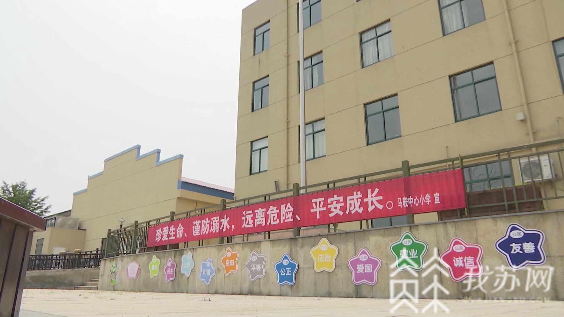 ■舞台变身“池塘”！这所小学上演“教科书式”溺水救援