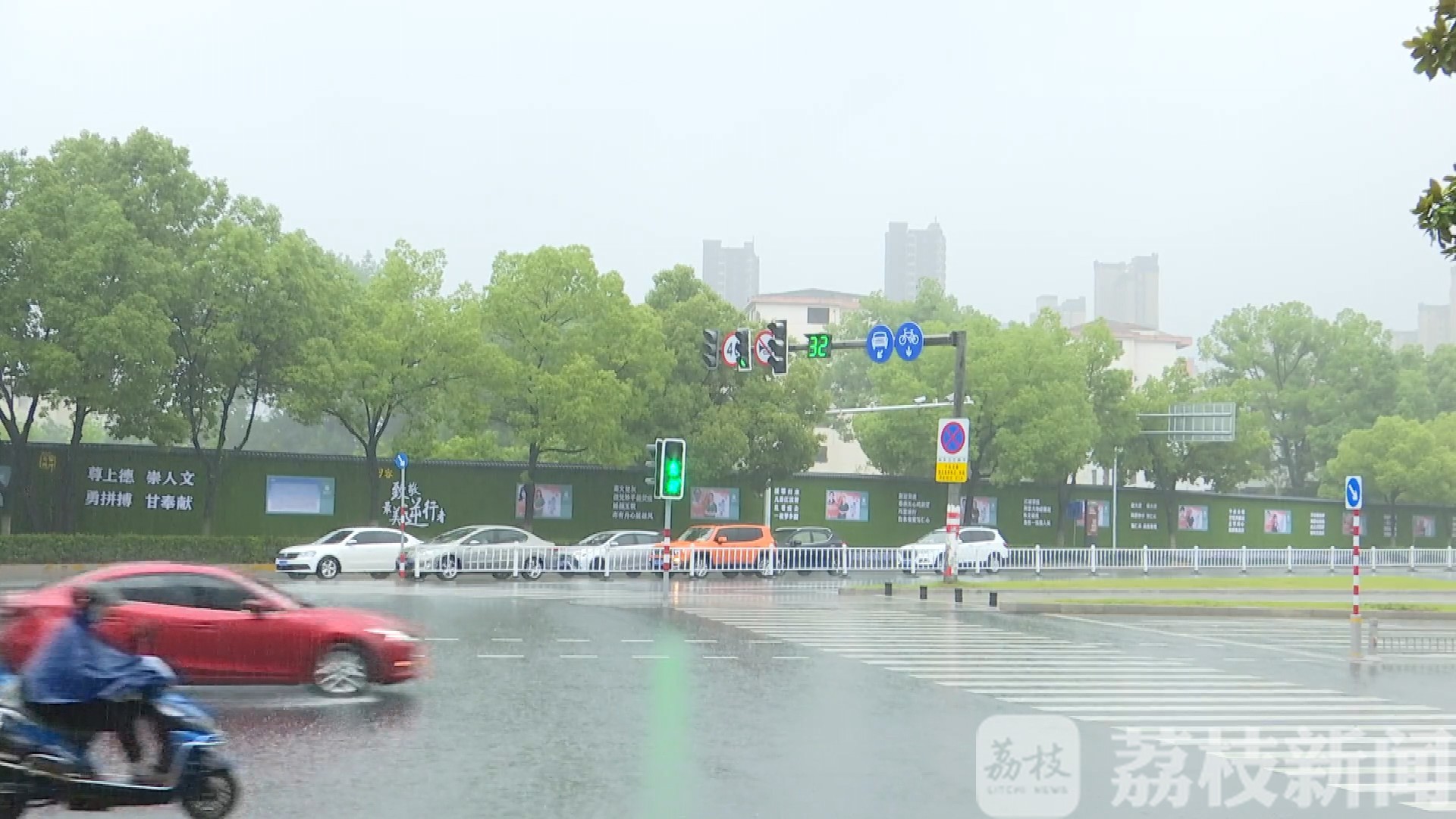 江苏■暴雨来袭：加派人手、连夜疏导，江苏各地全力防汛