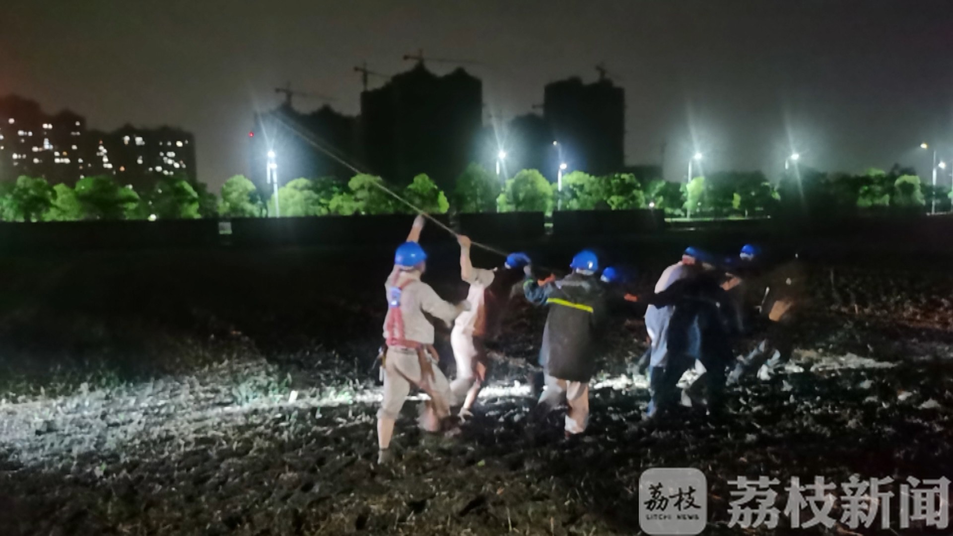 江苏■暴雨来袭：加派人手、连夜疏导，江苏各地全力防汛