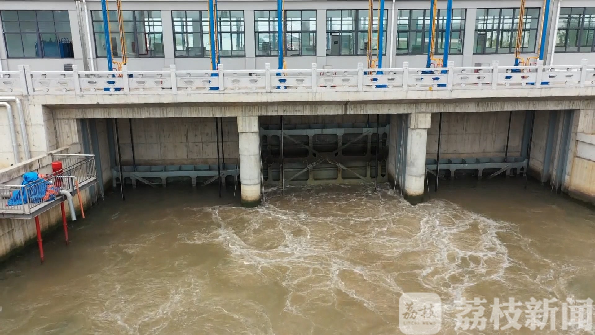 江苏■暴雨来袭：加派人手、连夜疏导，江苏各地全力防汛