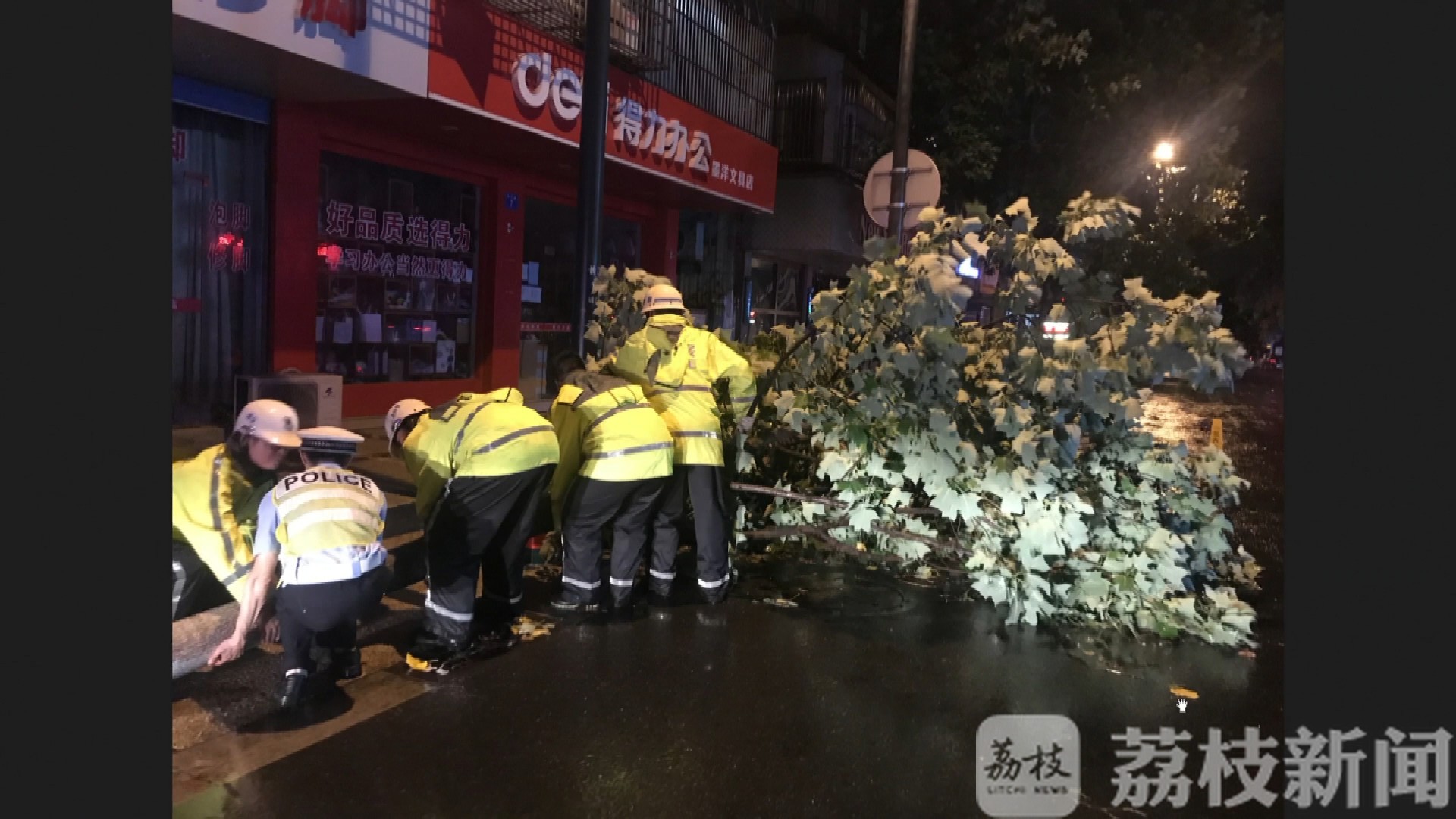 江苏■暴雨来袭：加派人手、连夜疏导，江苏各地全力防汛