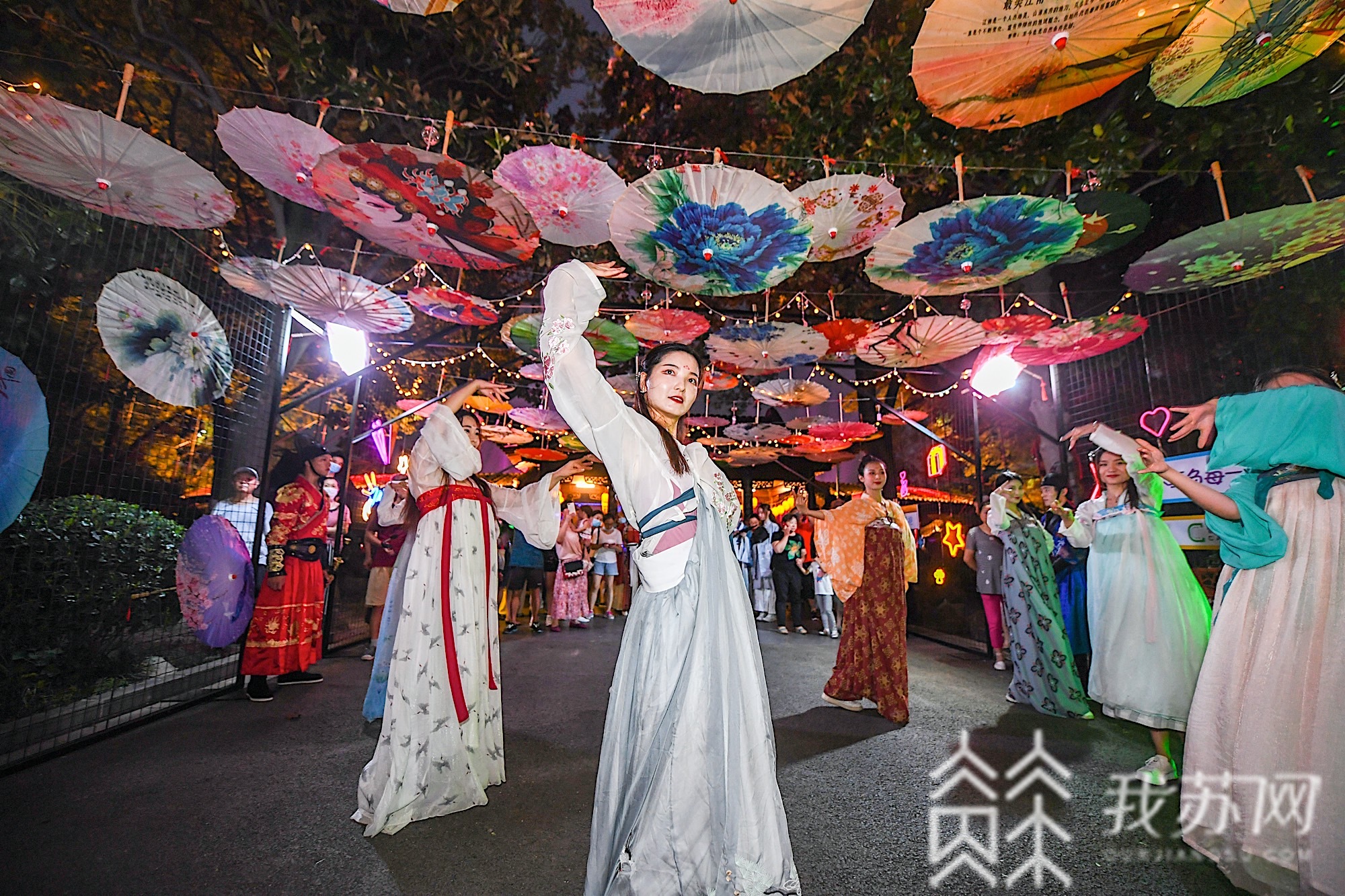 「持续」南京建邺夏日夜经济持续升温 潮流快闪、古风集市持续近一个月，