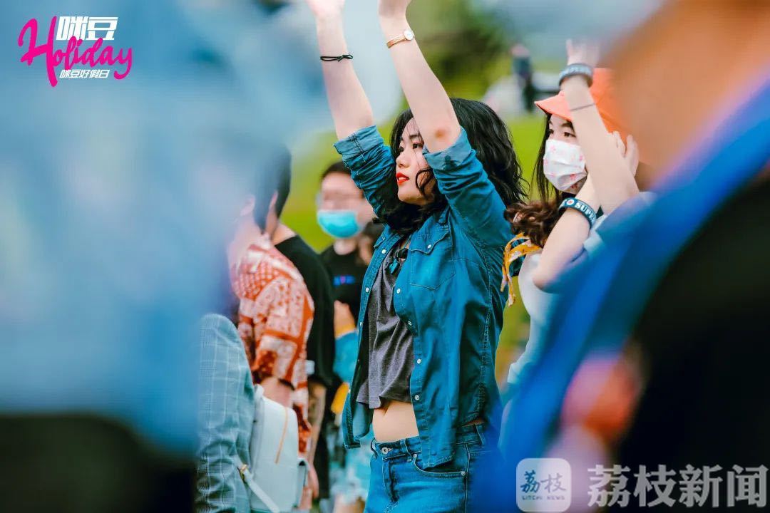 holiday■无人机硬核喊话小姐姐现身江苏广播咪豆holiday现场