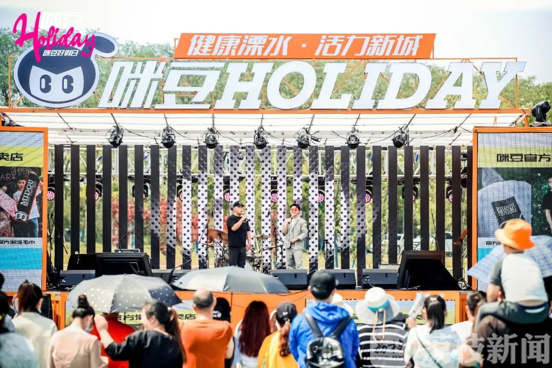 holiday■无人机硬核喊话小姐姐现身江苏广播咪豆holiday现场