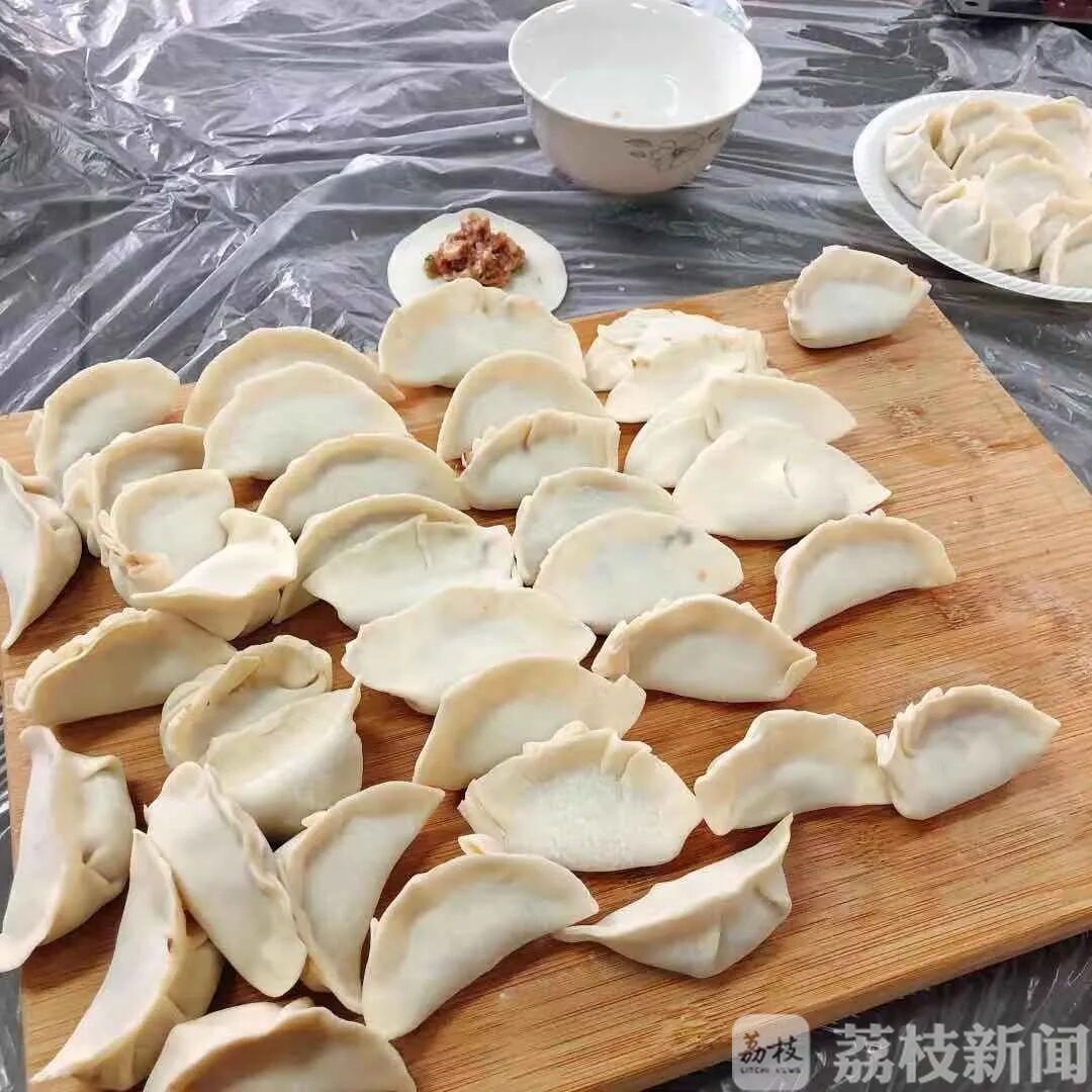 『想念』大学生“灵魂暴走”式想念食堂...... “阿姨，想念你打菜时的手抖”