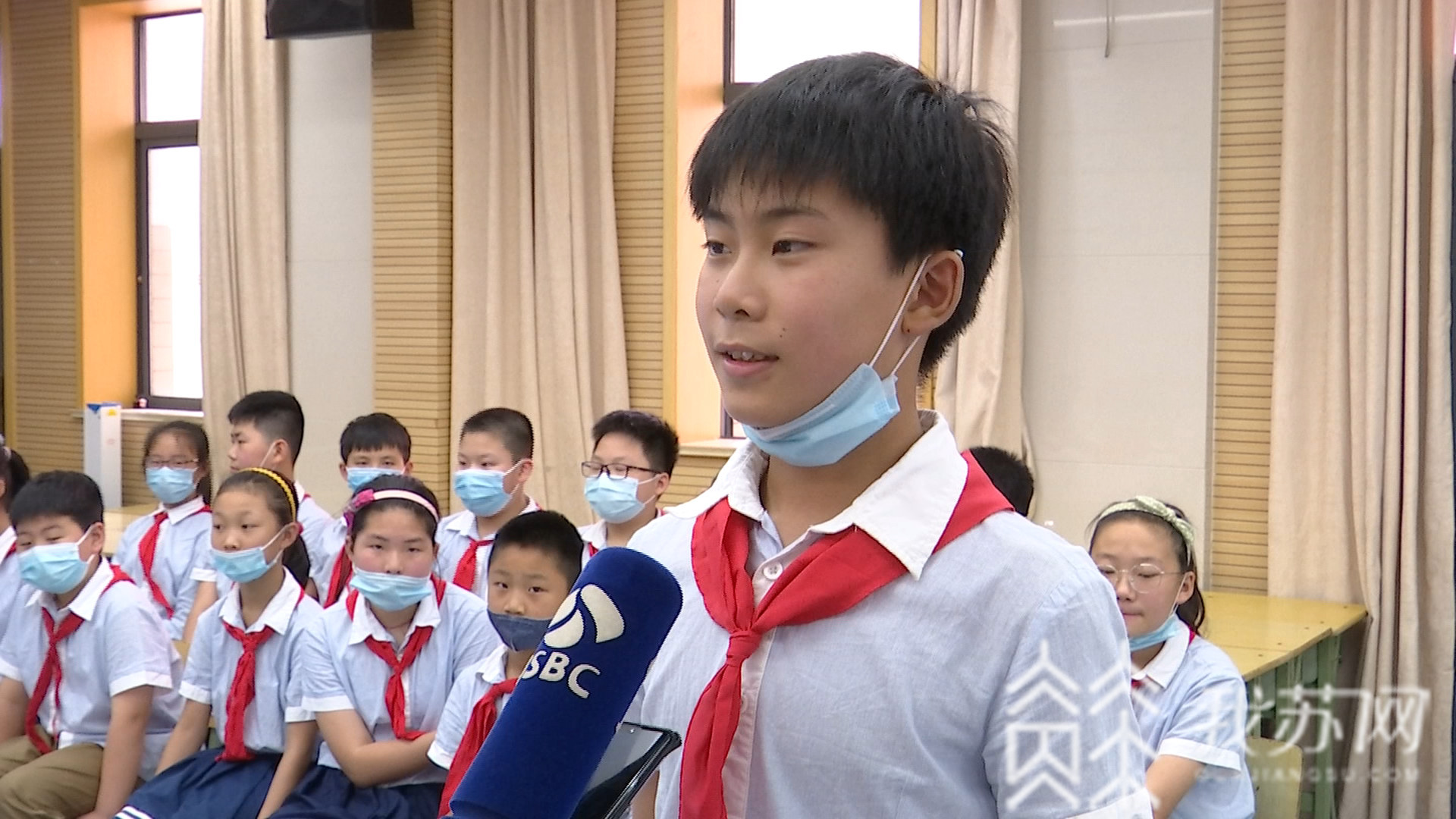 新婚：小学生这样花式表白新婚班主任 “她严肃时像老虎，萌起来赛过大熊猫”