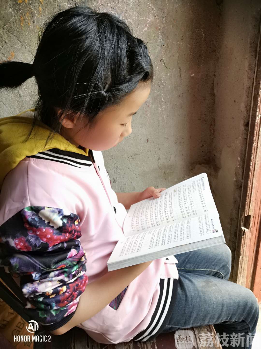 世界■世界读书日：小学生收到大学生快递的“特殊礼物”