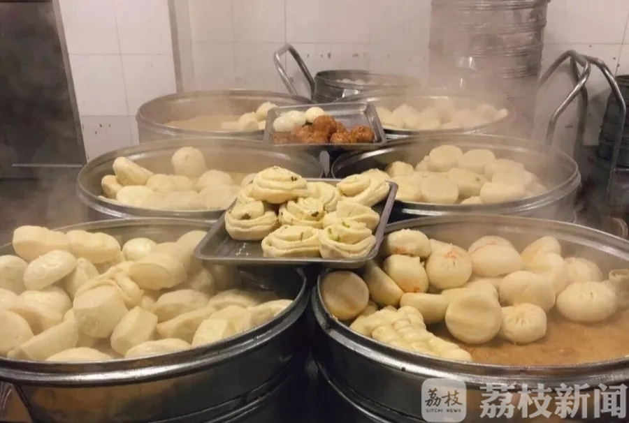 『想念』大学生“灵魂暴走”式想念食堂...... “阿姨，想念你打菜时的手抖”