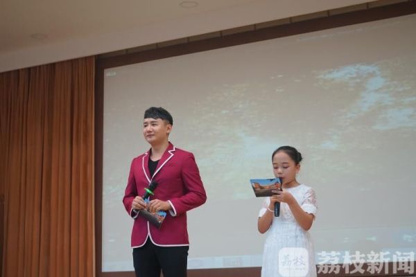 把爱唱出来！冰心儿童文学奖获得者和300多名小学生一起唱《我和