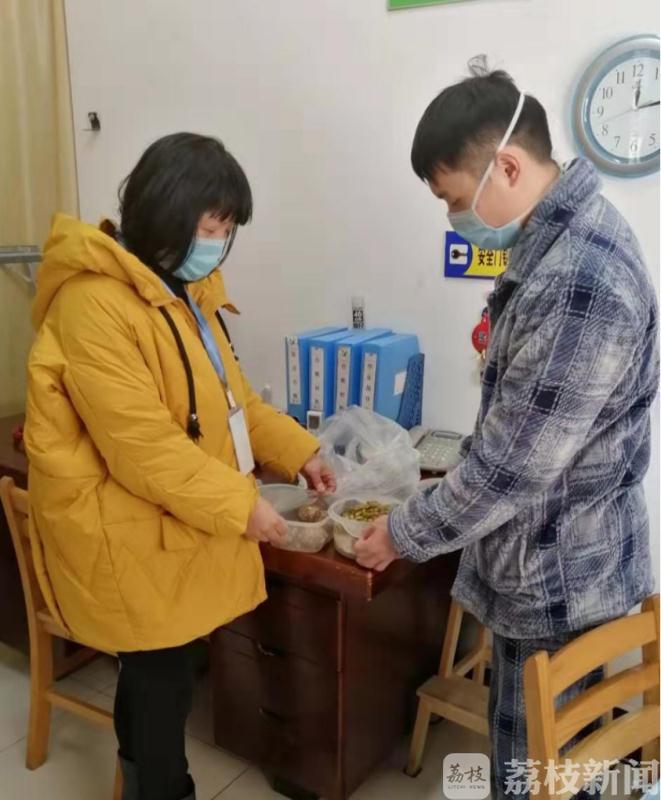 晒被子■看宿管阿姨、食堂大叔们“c位出道”宠师生