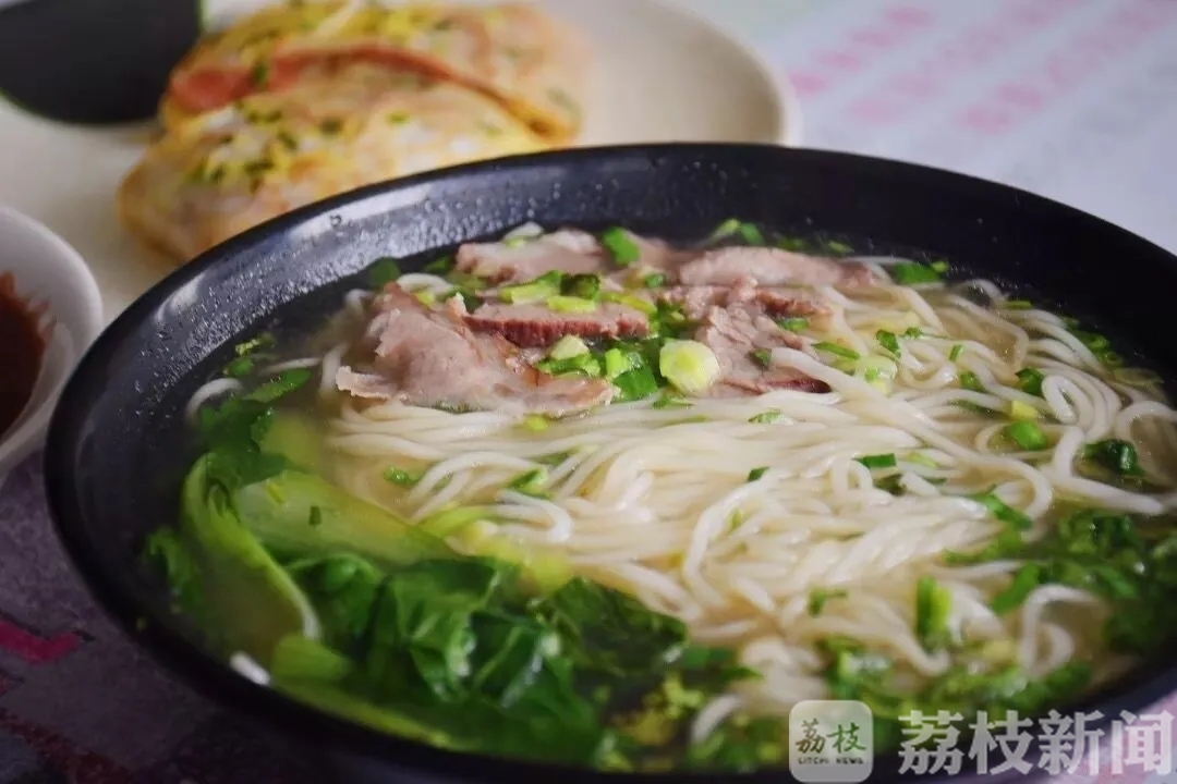 『想念』大学生“灵魂暴走”式想念食堂...... “阿姨，想念你打菜时的手抖”