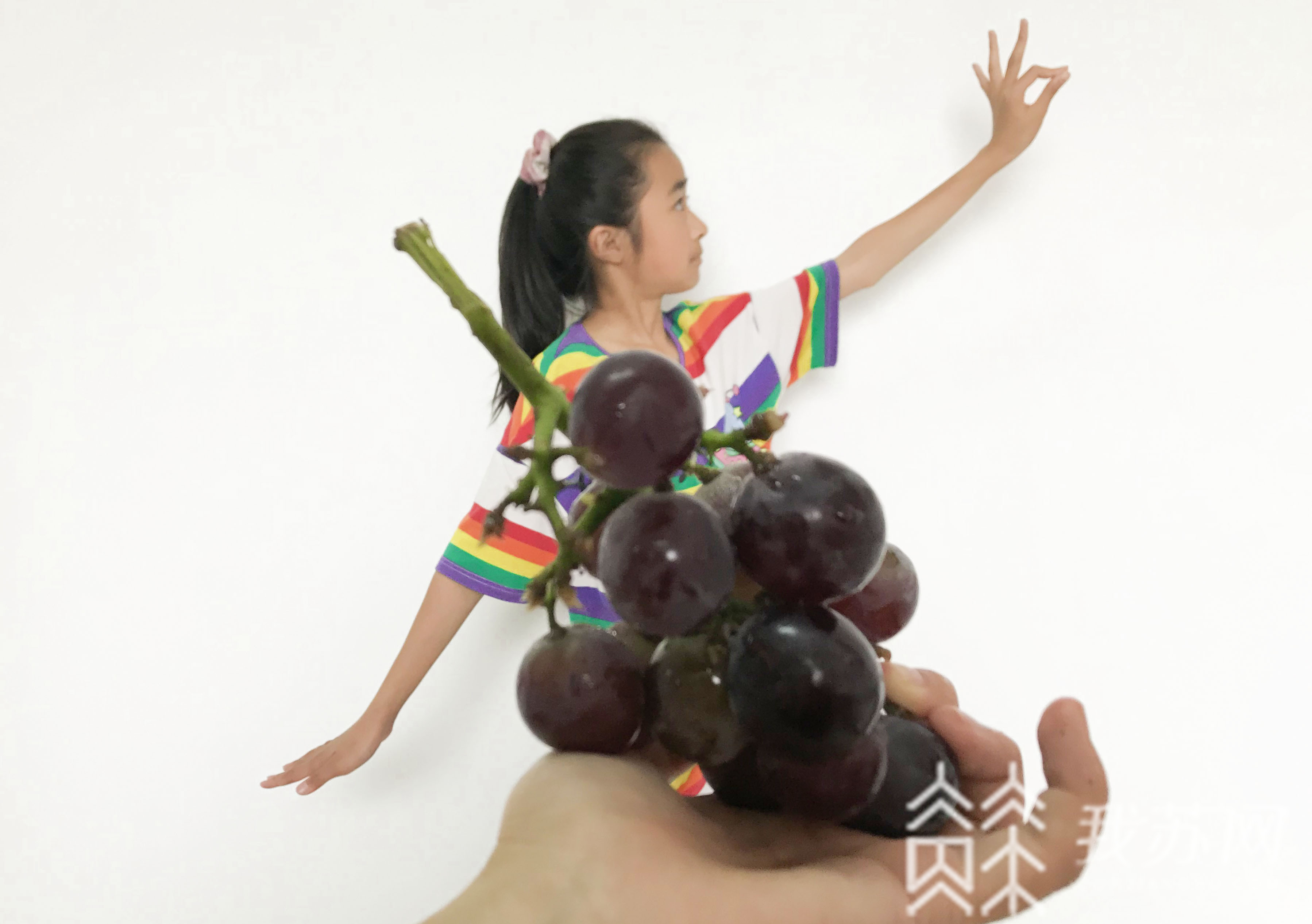 水果■甜蜜蜜的爱！这群大学生为留守儿童拍了一组水果写真