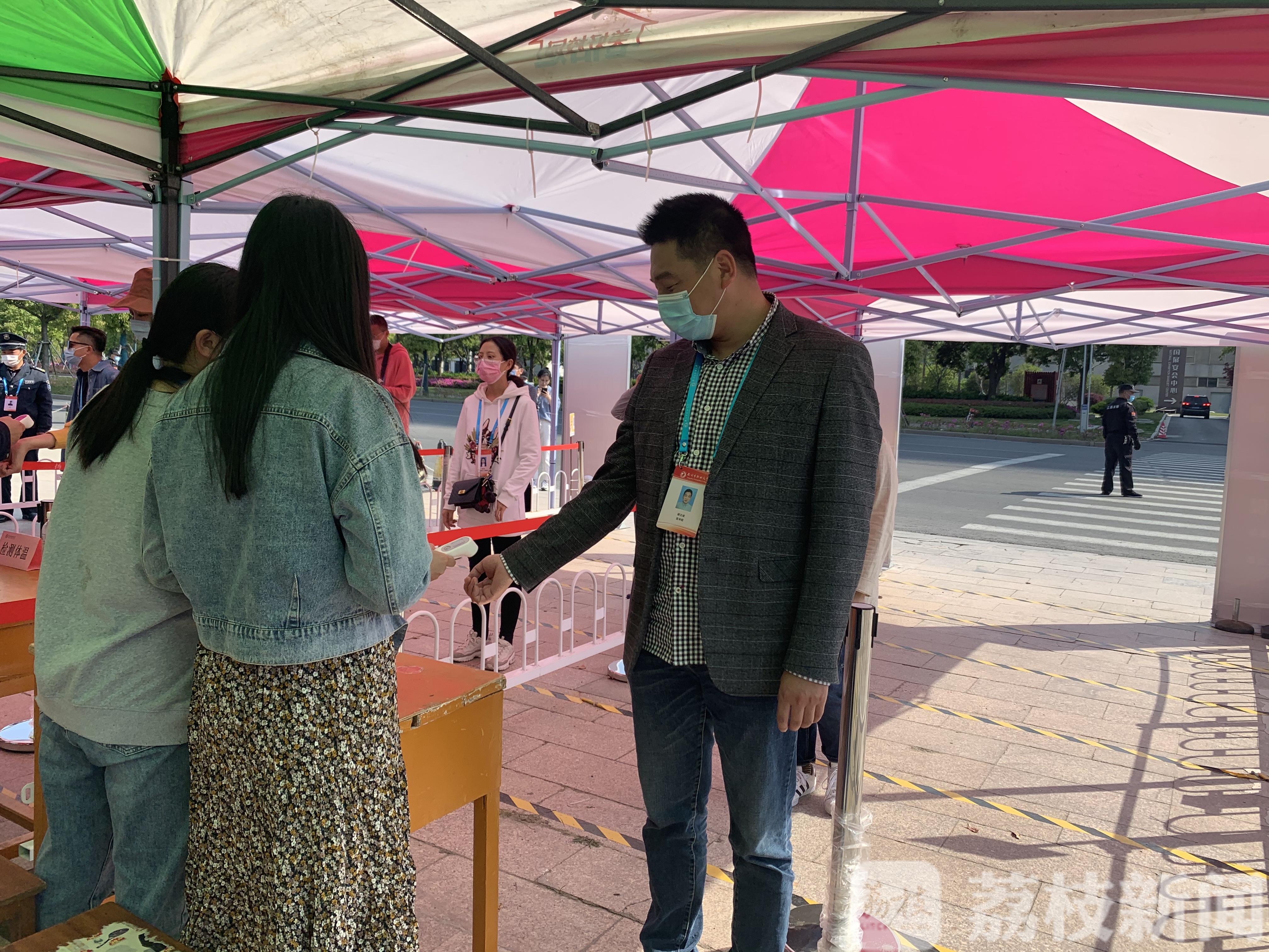 学生■实操模拟！扬职大举行学生返校报到演练