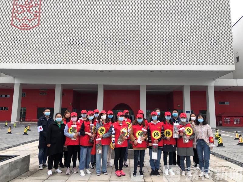 校长■学校门口上下学高峰咋不堵啦？女校长“潜伏”记