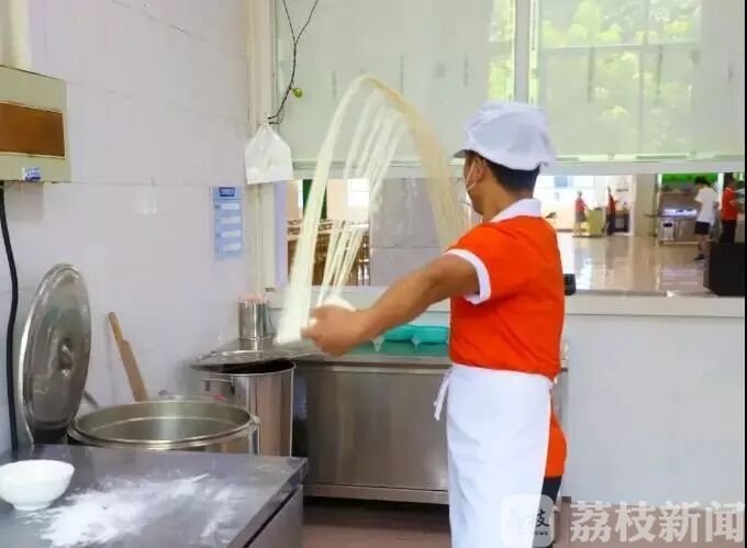 『想念』大学生“灵魂暴走”式想念食堂...... “阿姨，想念你打菜时的手抖”