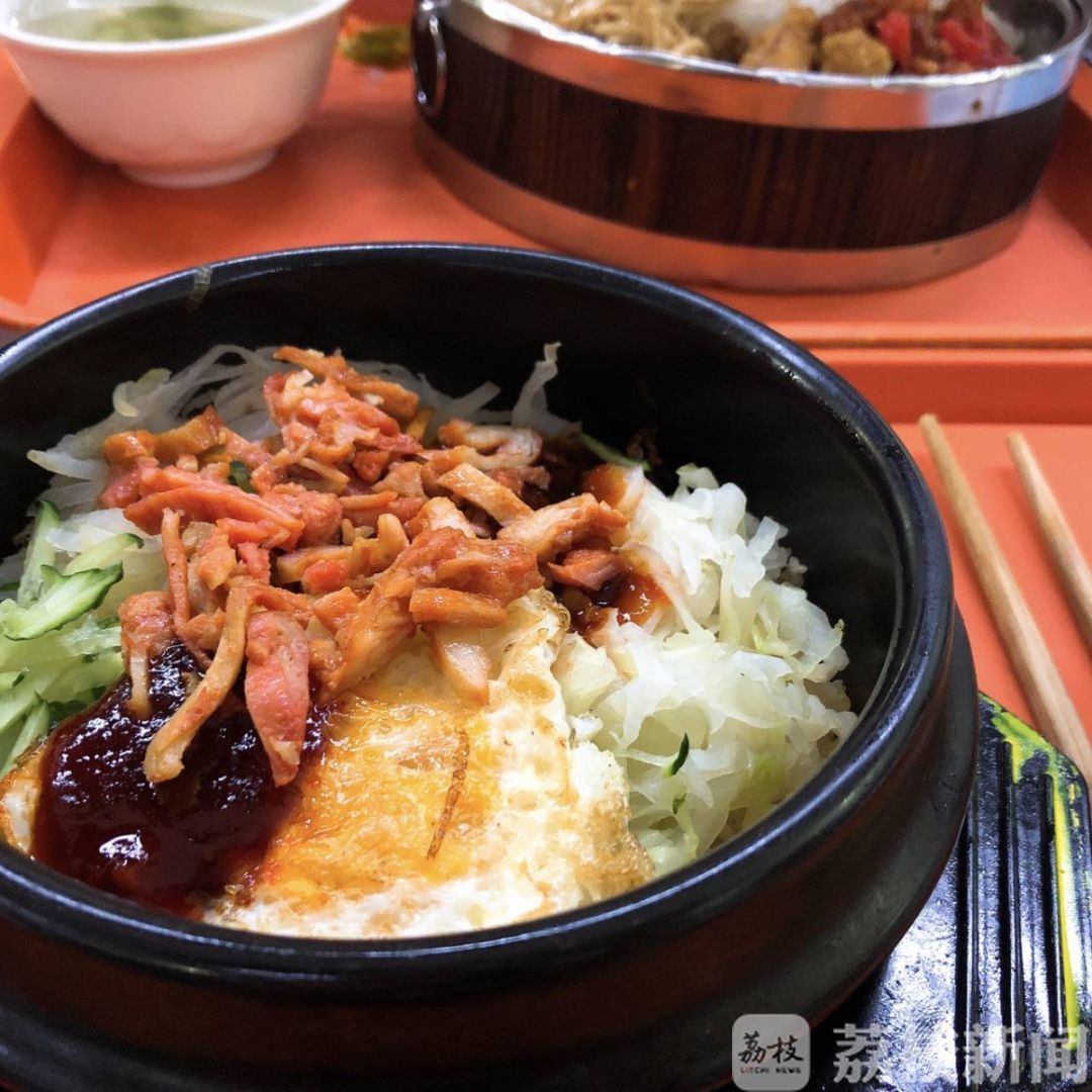 『想念』大学生“灵魂暴走”式想念食堂...... “阿姨，想念你打菜时的手抖”