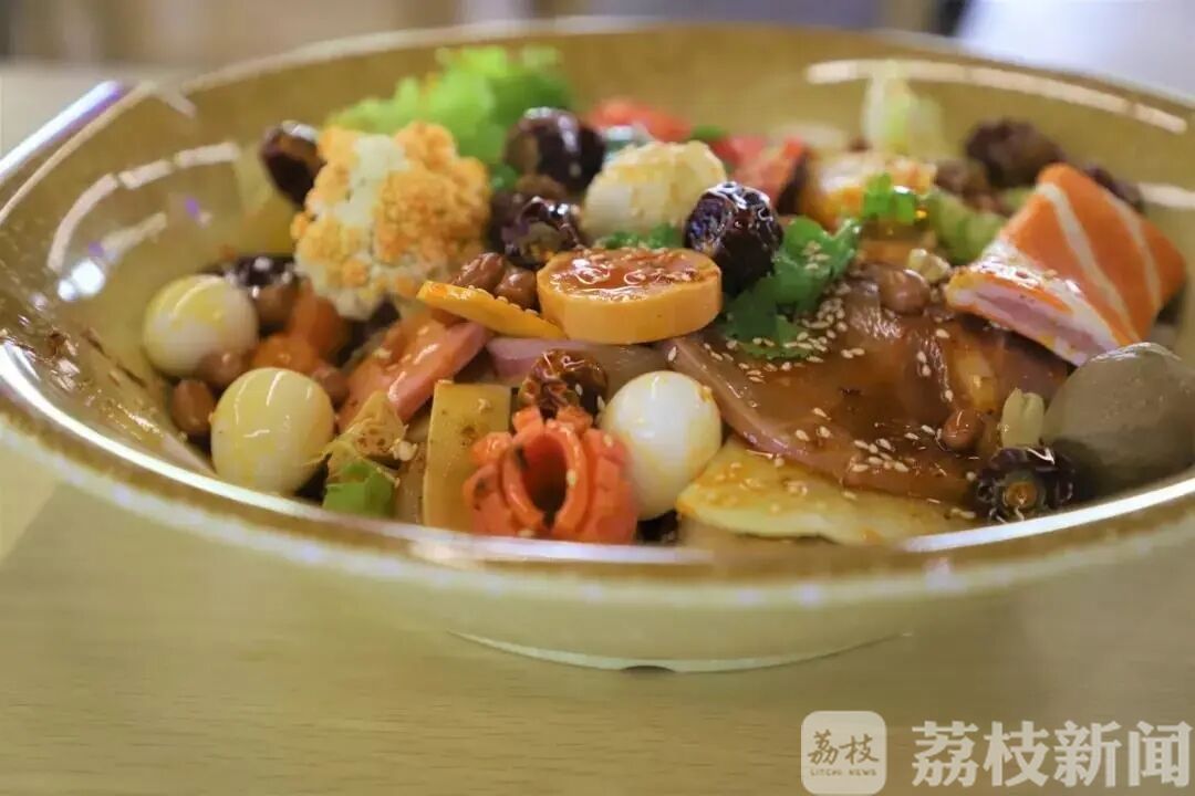 『想念』大学生“灵魂暴走”式想念食堂...... “阿姨，想念你打菜时的手抖”