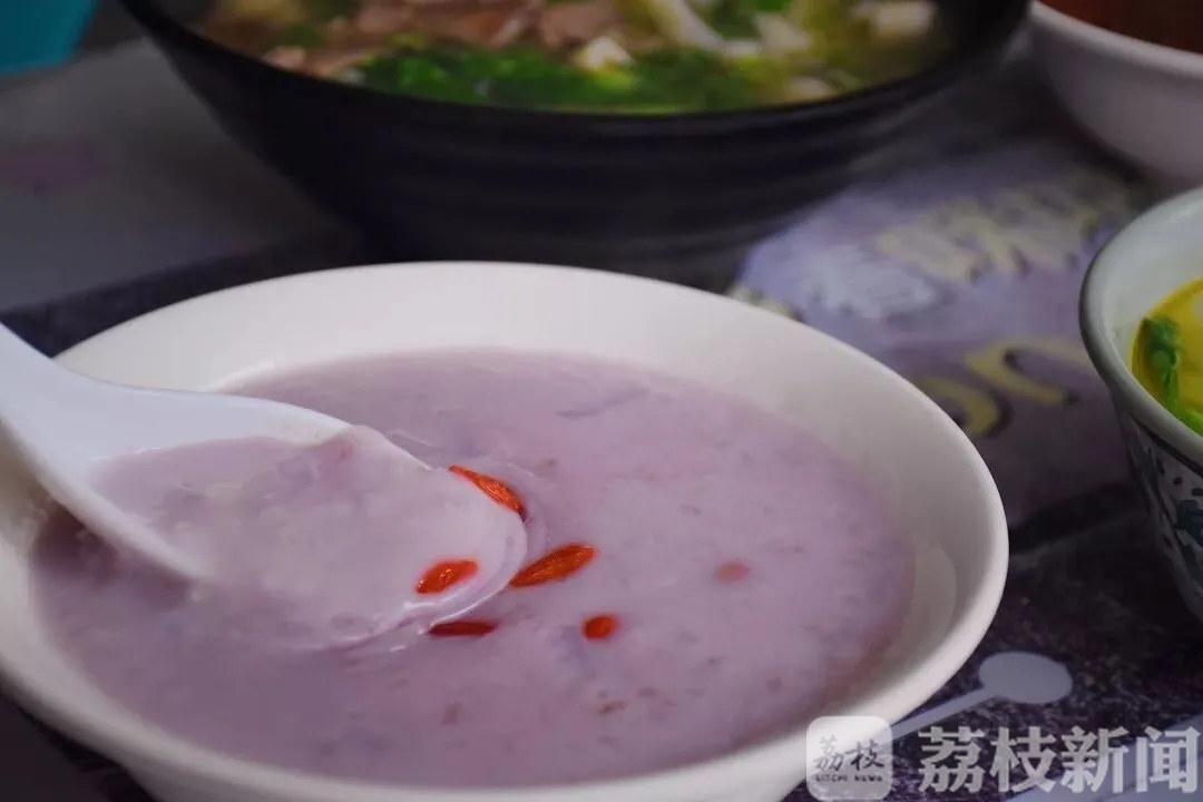 『想念』大学生“灵魂暴走”式想念食堂...... “阿姨，想念你打菜时的手抖”