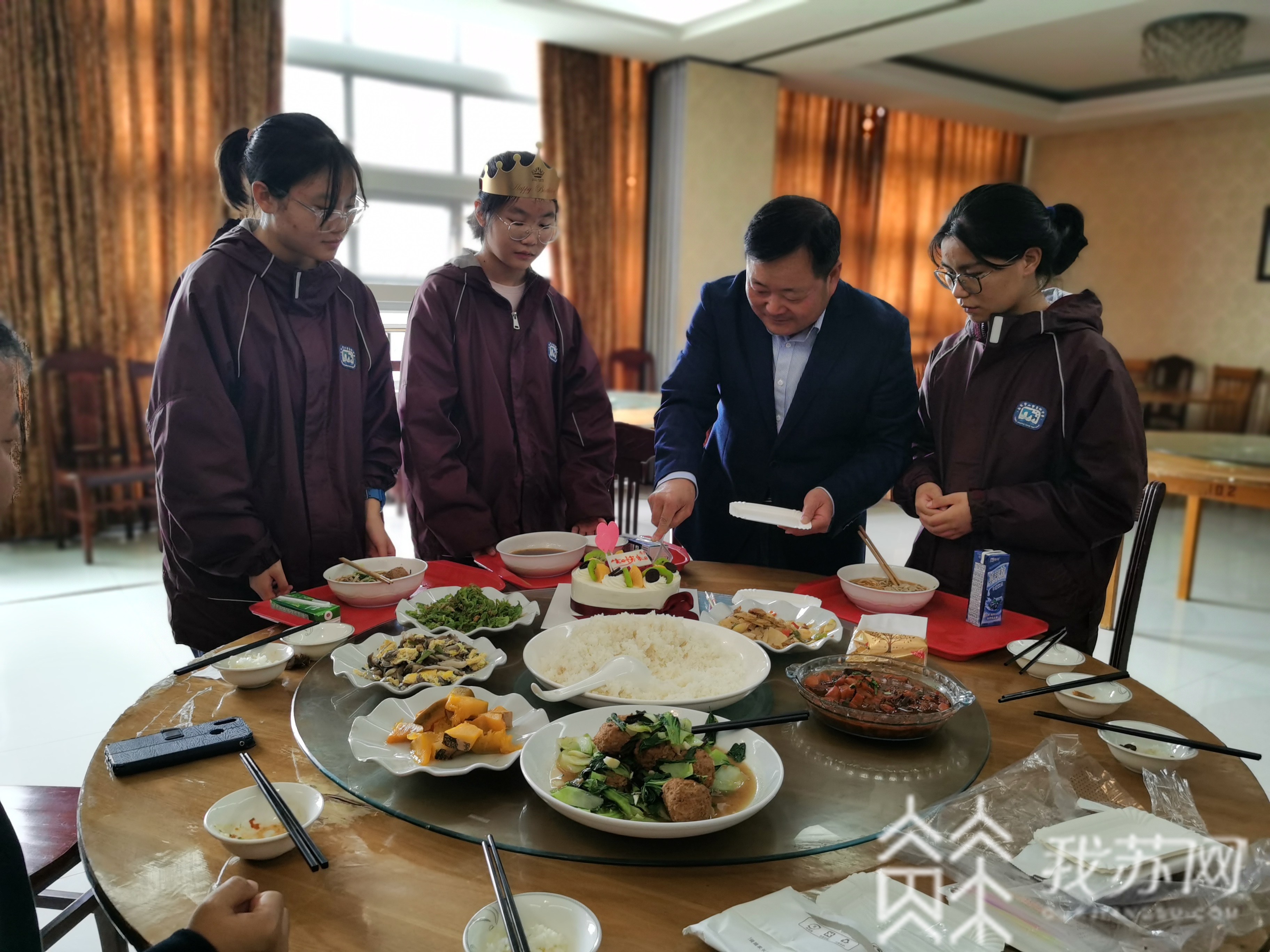 『校长』 送蛋糕的“小哥”竟是校长 又惊又喜！三名民族班的孩子过生日