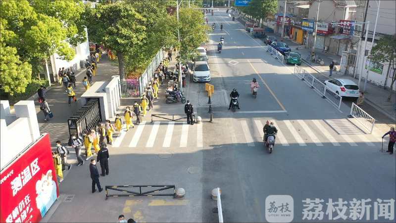 学生■370米的马太路成了“步行街”，2200名学生成步行街“最靓的仔”